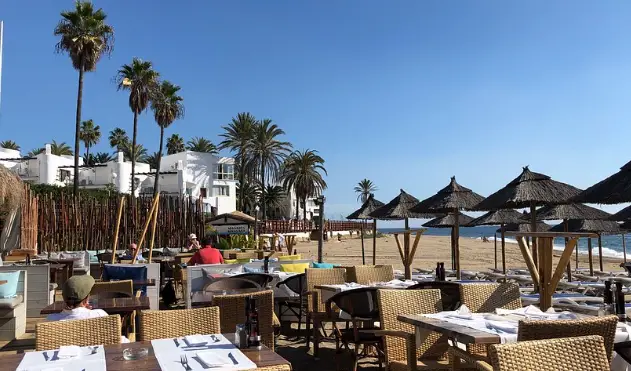 Strandrestaurant in Mijas met uitzicht op zee en palmbomen
